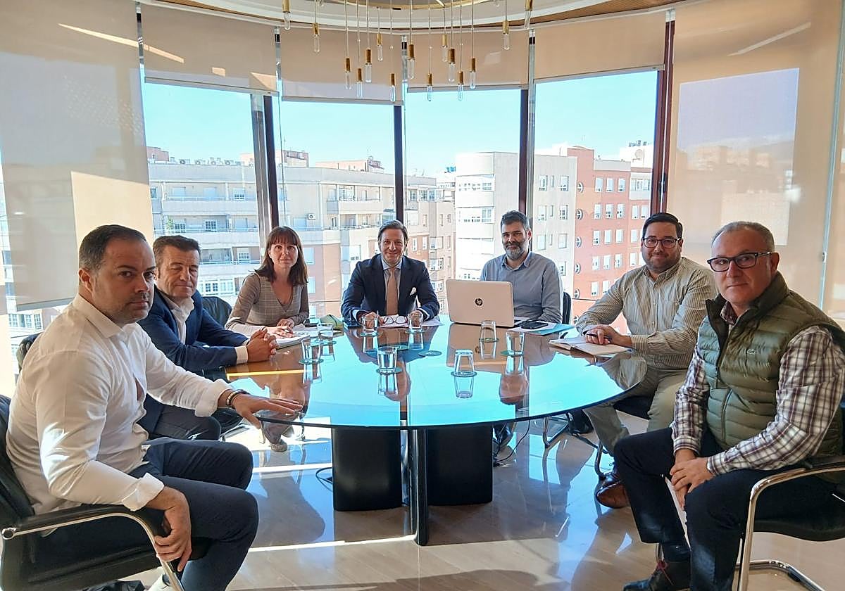 Reunión de los alcaldes junto con la delegada territorial y el director gerente del Consorcio de Transportes