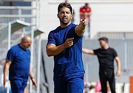 El entrenador del Recreativo Granada, Luis Bueno, en un partido anterior.