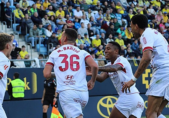 La Cultural Leonesa celebra el gol de Barzic ante el Cádiz.