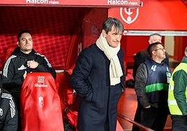 Pacheta, con bufanda, antes del comienzo del partido.