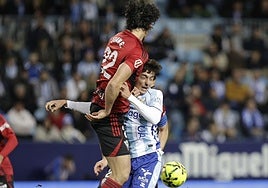 Un choque durante el partido entre el Málaga y el Mirandés.