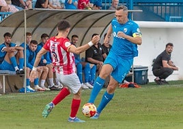 El goleador motrileño Antonio López (derecha) disputa un balón.