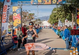 Youness Belyamna entra en meta con el mejor tiempo invertido.