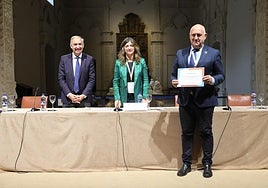 El vicerrector de Sostenibilidad, Salud y Deportes, Gabriel Aguilera, recoge el reconocimiento.