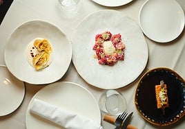 Raviolis de txangurro, picaña madurada y hojaldre de tartar de tomate y anchoa de Santoña de Alinea.