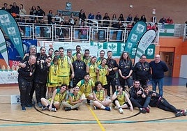 Foto de familia tras conseguir el título andaluz.