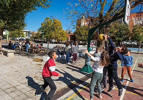 Los alumnos del CEIP Fuentenueva juegan a baloncesto y a juegos de mesa en el recreo.