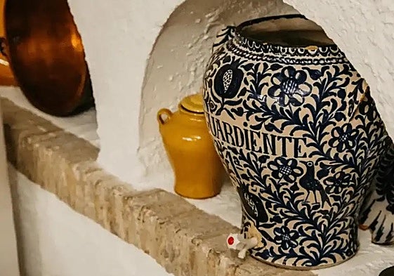 Detalle cerámica granadina en una cueva del Sacromonte