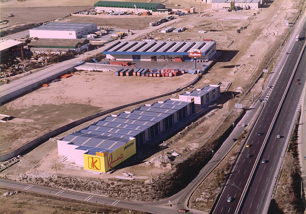 Imagen principal - Obras, oficinas y uno de los bidones de Kolmer, con su amarillo característico. 