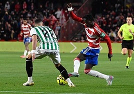 El rojiblanco Souleymane Faye encara a un rival del Córdoba en el derbi.