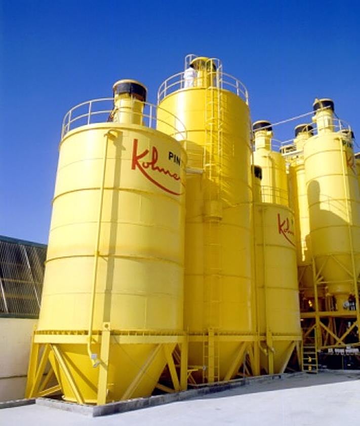 Imagen secundaria 2 - Obras, oficinas y uno de los bidones de Kolmer, con su amarillo característico. 