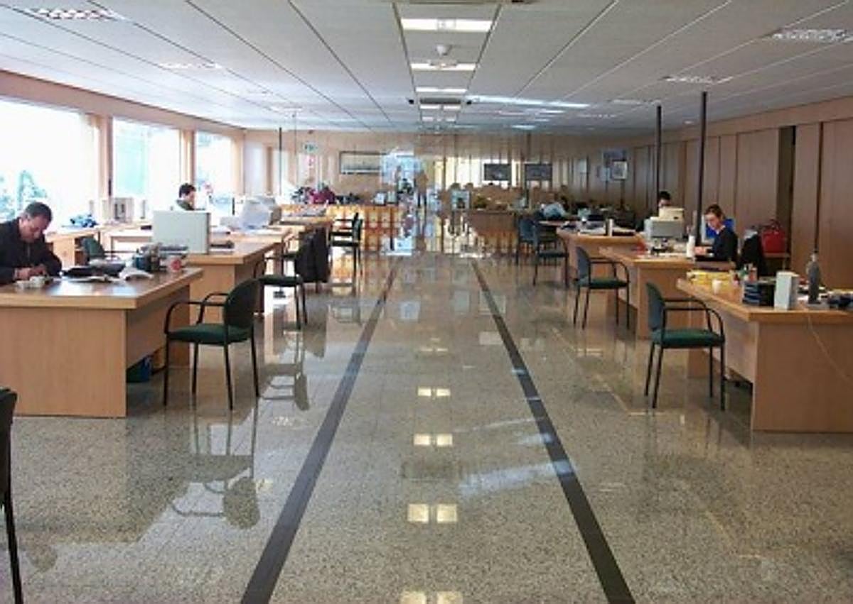 Imagen secundaria 1 - Obras, oficinas y uno de los bidones de Kolmer, con su amarillo característico. 