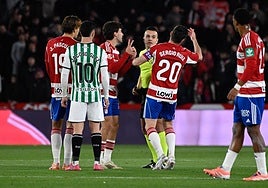 Protestas al colegiado tras cambiar su roja por amarilla.