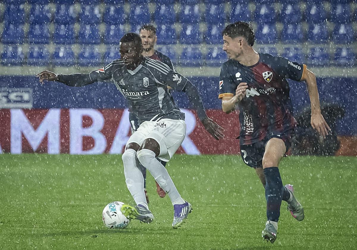 Martin Hongla, en su último partido con el Granada, en Huesca.