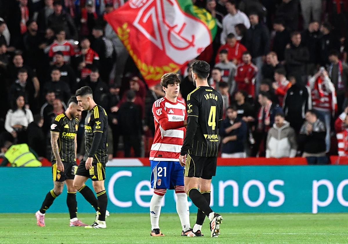 Pablo Sáenz se despide de Insua ante el Zaragoza.