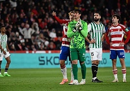 Jorge Pascual conversa con Iker Álvarez sobre la jugada polémica viendo la pantalla gigante.