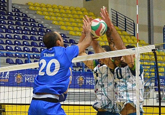 Fran Iribarne y Jorge Fernández cierran a Thim en bloqueo, fundamento dominado por Unicaja.