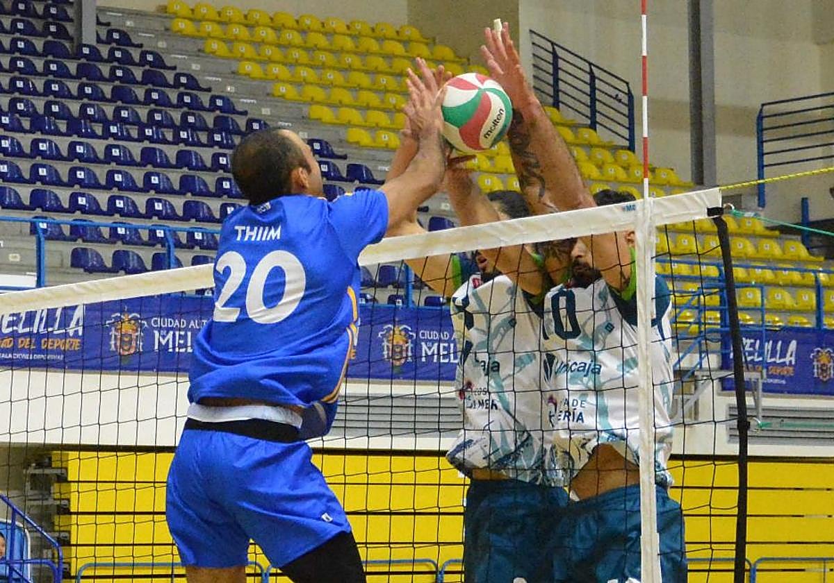 Fran Iribarne y Jorge Fernández cierran a Thim en bloqueo, fundamento dominado por Unicaja.