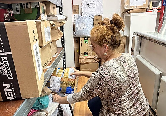 Liliana Valenzuela en su local 24 horas donde recibe paquetes