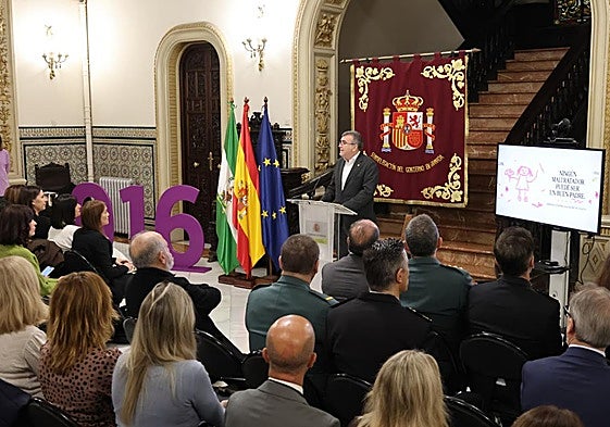 Subdelegación pide a las mujeres que denuncien los fallos que detecten en las pulseras