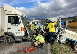 Accidente entre dos camiones en la GR-4402 en Huétor Tájar.
