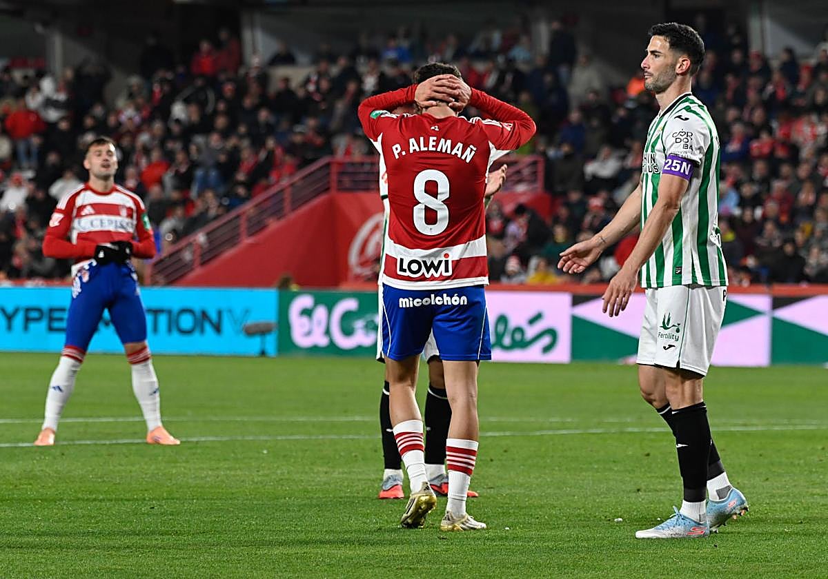 Pedro Alemañ se echa las manos a la cabeza tras una acción del partido ante el Córdoba.