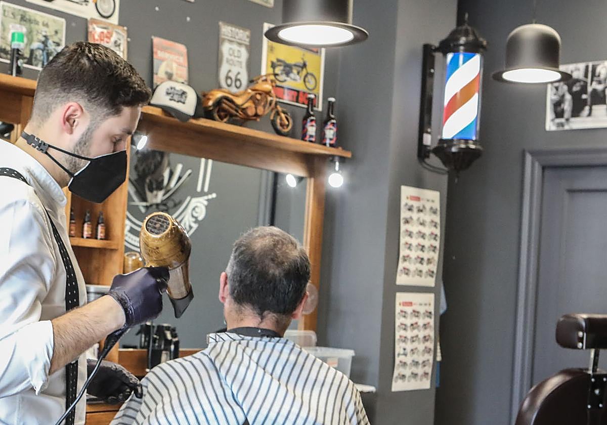 El motivo por el que se coloca este cilindro de colores en las barberías