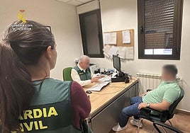 El supuesto depredador sexual, tras ser detenido por la Guardia Civil.