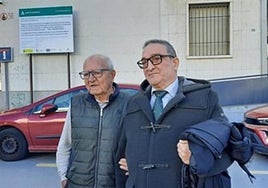 El padre de la reportera gráfica de Huelva atropellada en Jaén, Santiago Rodríguez, (izquierda) y su abogado, Enrique Arroyo
