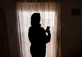 La víctima sujeta el dispositivo Cometa que la mantiene geolocalizada para protegerla de su agresor.