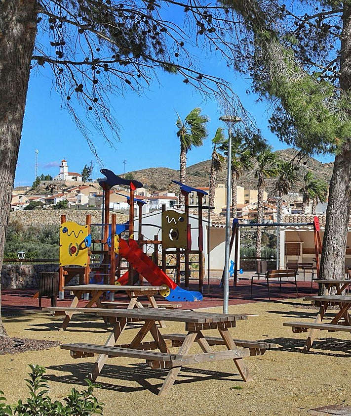 Imagen secundaria 2 - Cantoria estrena el merendero más innovador del Almanzora