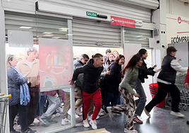 Black Friday en el Embargosalobestia de Granada: así puedes comprar muebles a un euro.