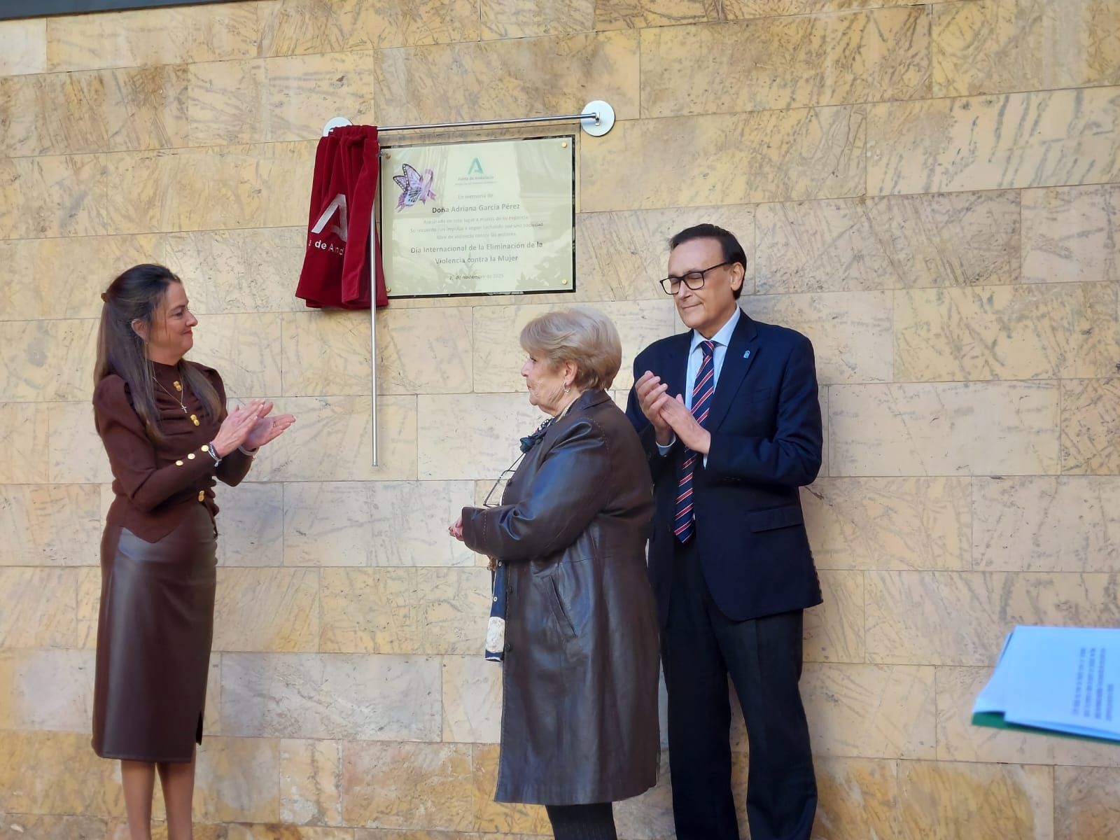 Descubrimiento de la placa en recuerdo de la joven asesinada en 1926.