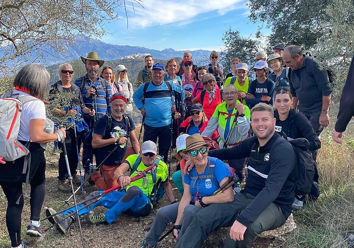 El Senderismo Almuñécar 2025 se despide con una ruta por la Axarquía que reúne a medio centenar de senderistas