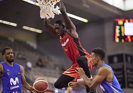 Petit Niang, en un mate con la camiseta del Covirán frente al Estudiantes.
