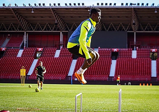 El Almería quiere dar el salto al liderato.