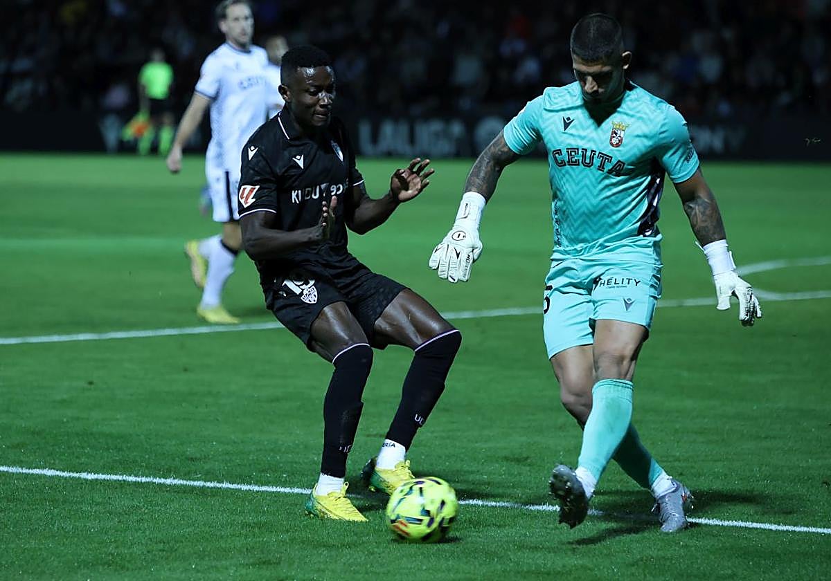 Patrick Soko presiona al meta ceutí Guille Vallejo.