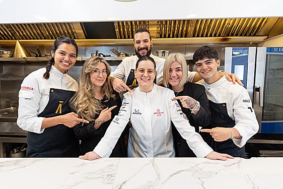 El equipo de Faralá señala a Cristina Jiménez, la chef de Faralá.