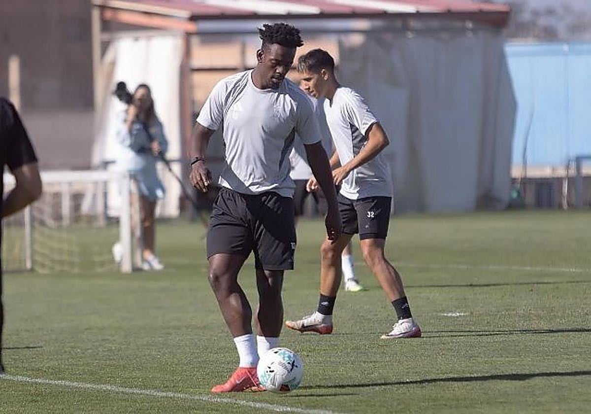Moha Bouldini toca balón durante un entrenamiento anterior.