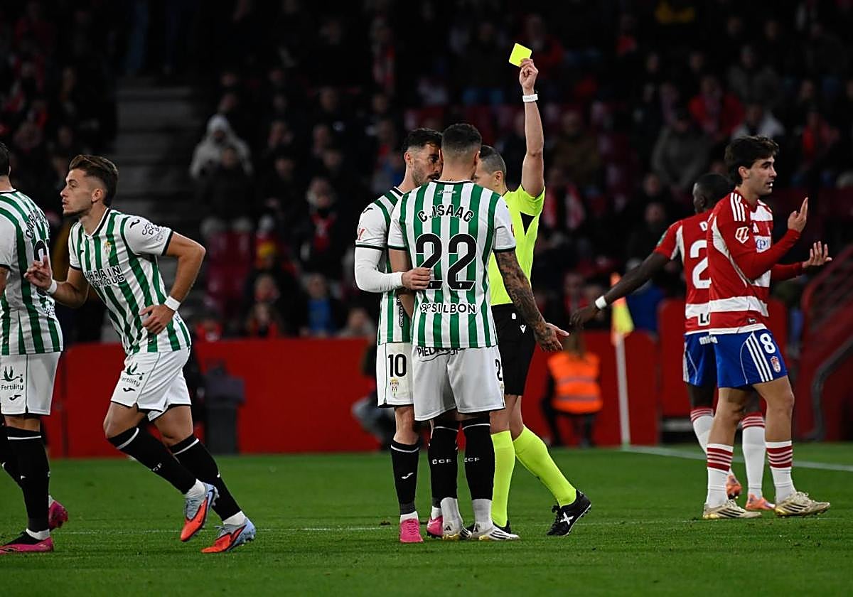 El árbitro corrige la expulsión de Carlos Isaac con una tarjeta amarilla.