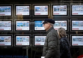 Anuncios de viviendas en el escaparate de una inmobiliaria.