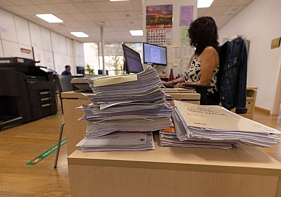 Imagen de expedientes amontonados en los juzgados tras la asunción de nuevos delitos.