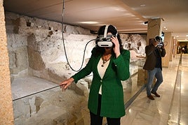 La alcaldesa de Almería, con las nuevas gafas de realidad virtual del Barrio Andalusí.