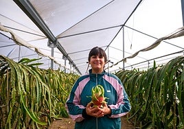 Marina, agricultora de pitaya en el pueblo de sus orígenes