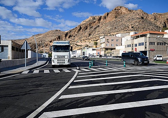 Acceso de un camión desde la N-340 al Puerto de Almería