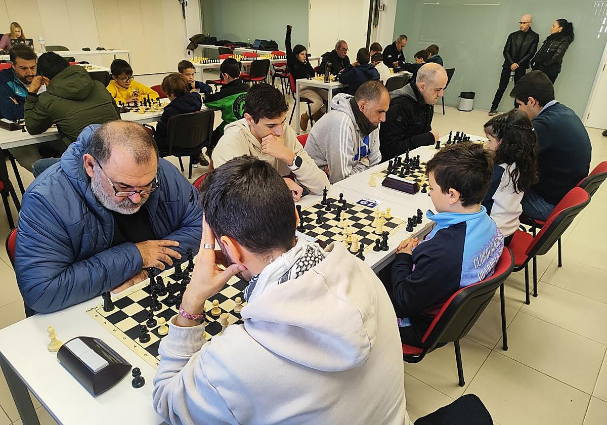 Un instante del XVII Torneo de Otoño Villa de La Zubia de ajedrez.