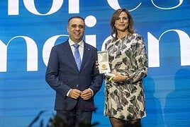 Susana Vargas, responsable de Relaciones Institucionales de Mahou San Miguel recoge el premio de manos de Francisco Rodríguez Guerrero, presidente de la Diputación de Granada