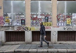 Carteles pegados en la pared de un edificio en la calle Duquesa de Granada.