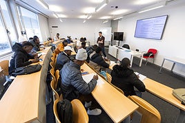 El profesor José Heredia con los alumnos del curso de español para el empleo de Cámara Granada.