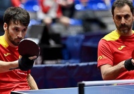 Daniel Rodríguez devuelve una bola con su compañero Iker Sastre al lado.